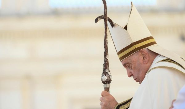 Pope Francis praying